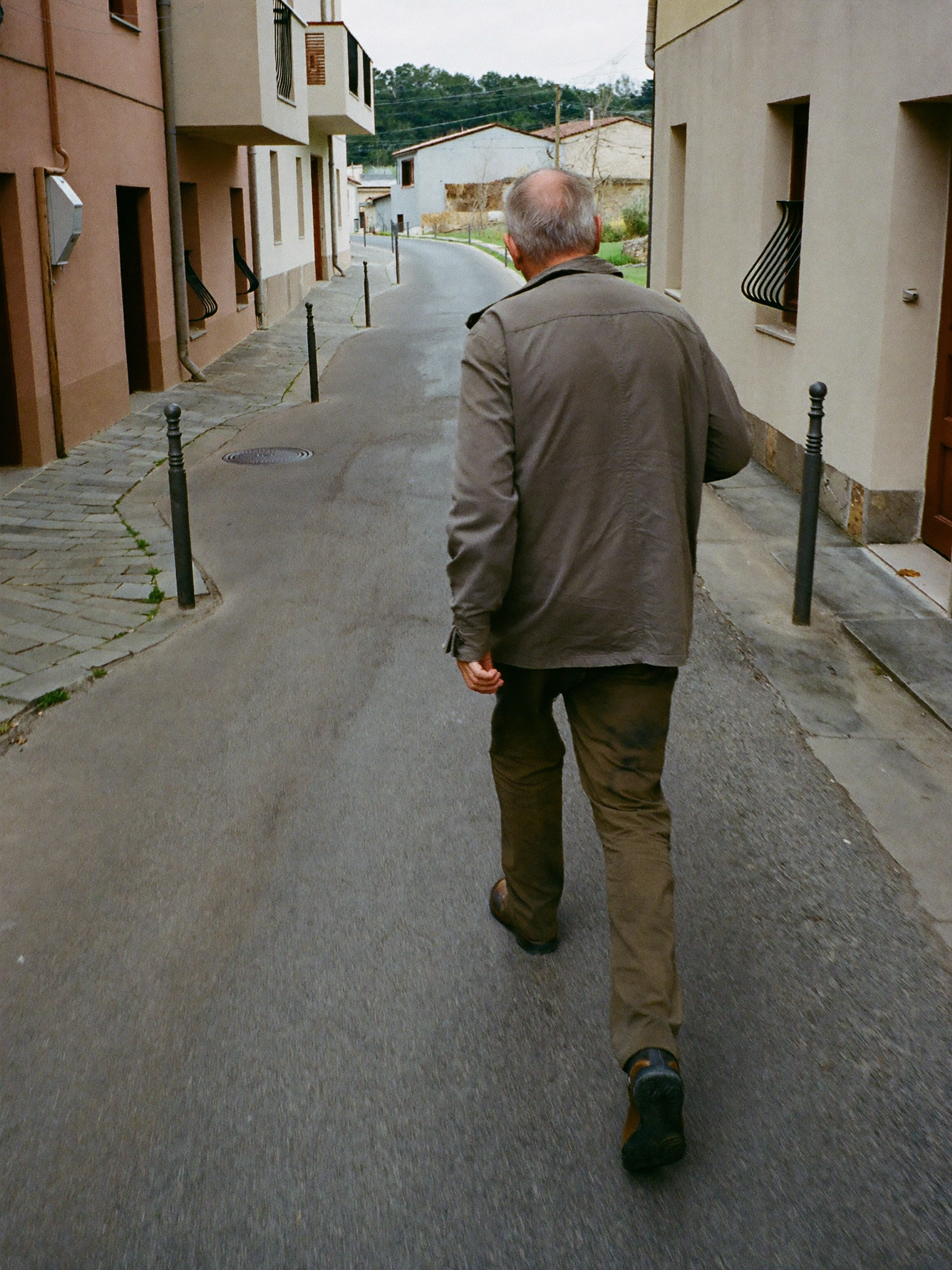 Una strada di paese, un uomo che cammina. Un tempo questo era normale.