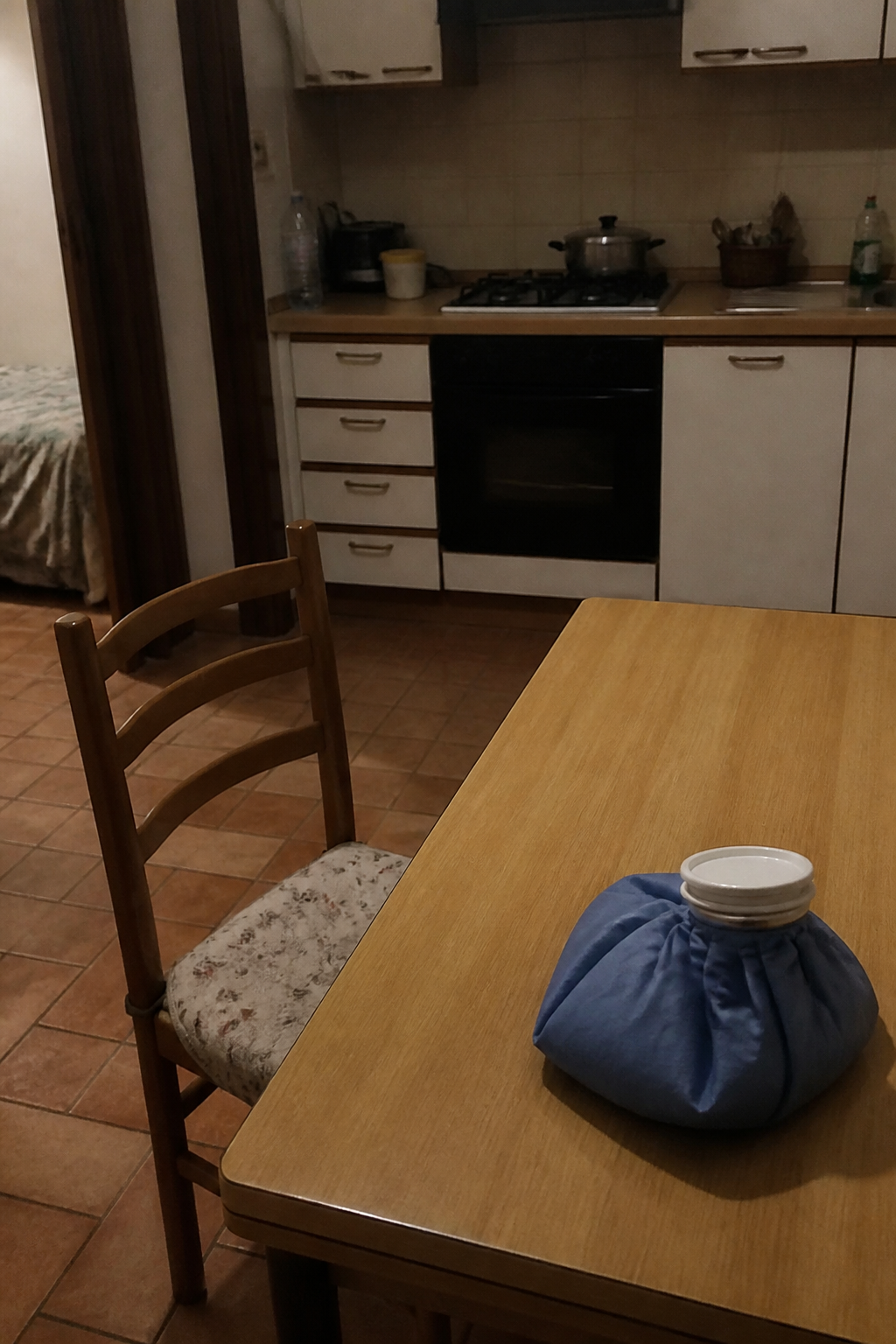 La sveglia sul comodino, poco dopo le tre.