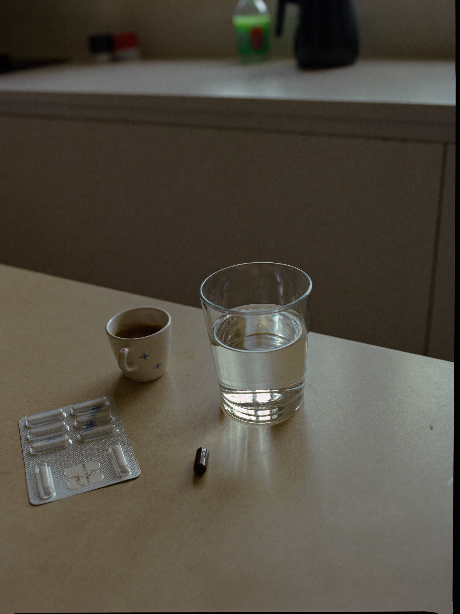 Acqua, caffè, il gesto del mattino.