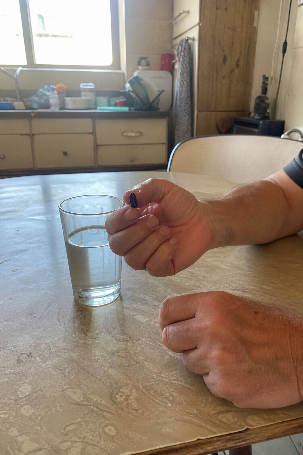 Le mani, la capsula, niente volto.